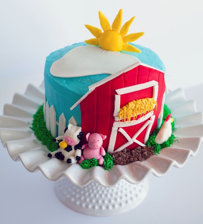 joli gateau d'anniversaire les animaux de la ferme à la décoration en pâte à sucre de couleurs différentes