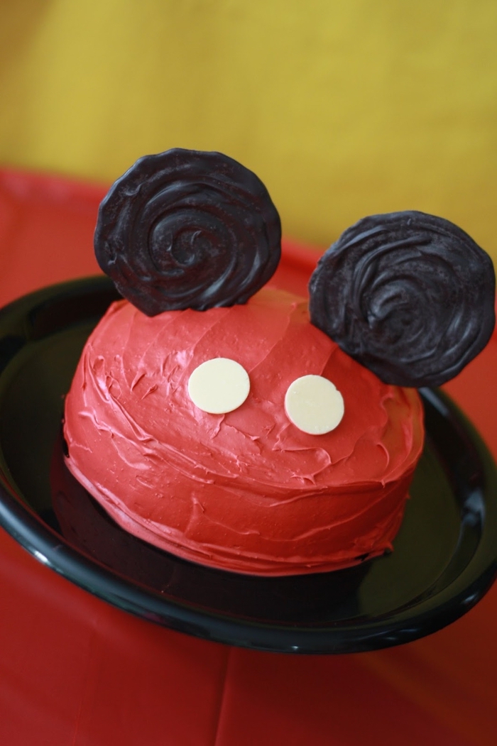 idée gateau anniversaire mickey mouse facile à réaliser au glaçage rouge, recette de gâteau d'anniversaire facile pour les débutants en pâtisserie