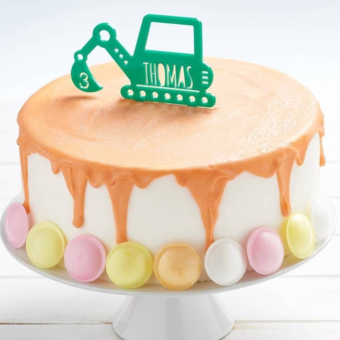 idée pour un gateau anniversaire 2 ans avec une jolie décoration de pâte à sucre, glaçage et cake topper camion pelleteuse