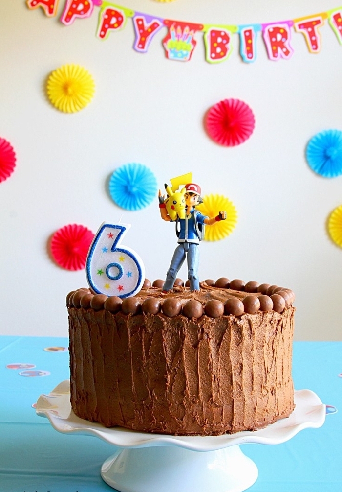 recette de gateau anniversaire facile au glaçage de chocolat décoré d une figurine pokémon pour un anniversaire à thème qui va plaire aux petits et aux grands