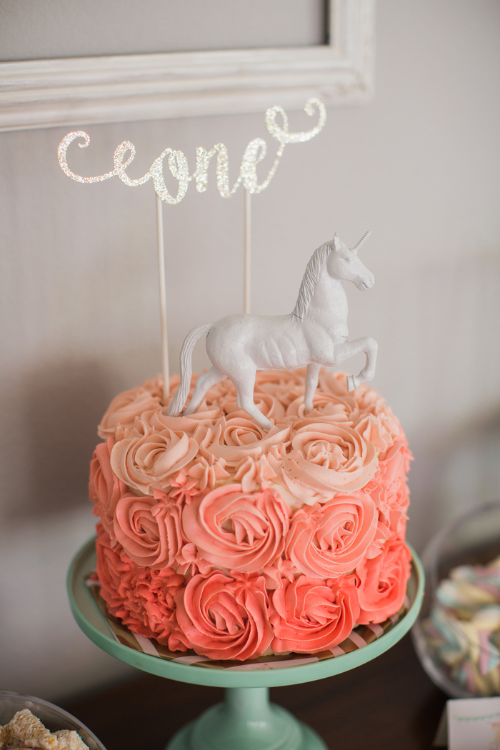 joli gateau licorne au glaçage dégradé à roses personnalisé avec un cake-topper féerique et une figurine licorne blanche