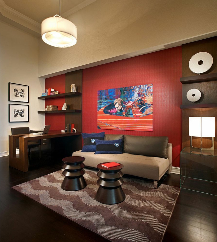 mur couleur marsala, tapis zigzags, tabourets contemporains et sofa beige, bureau et étagères de bois
