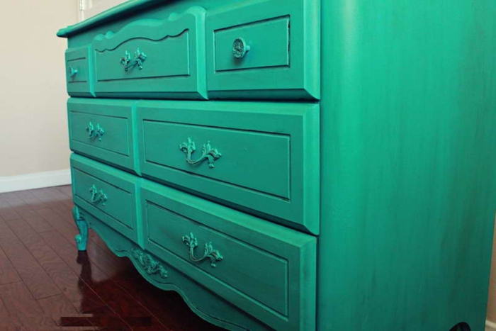 peindre un meuble vert, tiroirs style baroque, anses au ornements, sol en bois