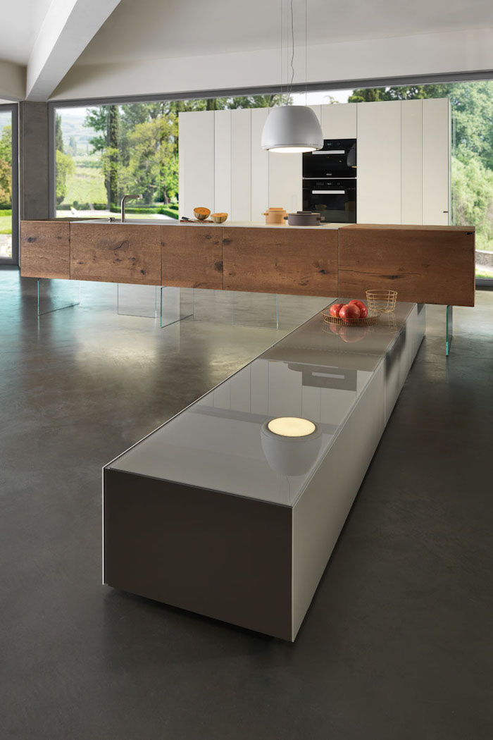 cuisine spacieuse design et moderne, modèle grand ilot en bas, sol gris laqué finition béton pour cuisines