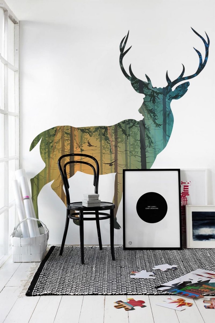 esprit nordique dans la déco de salon blanc avec un mur en papier peint à design animal, meubles noirs et murs blancs