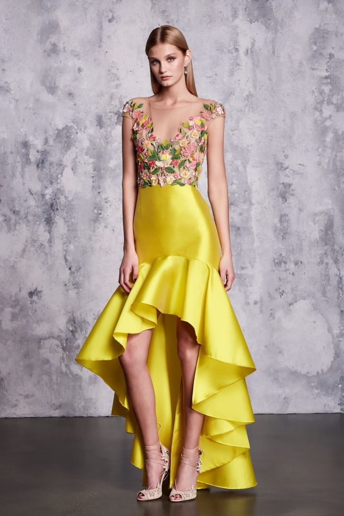 modèle de robe à design asymetrique avec jupe à volants jaune et haut avec manches courtes et broderie florale