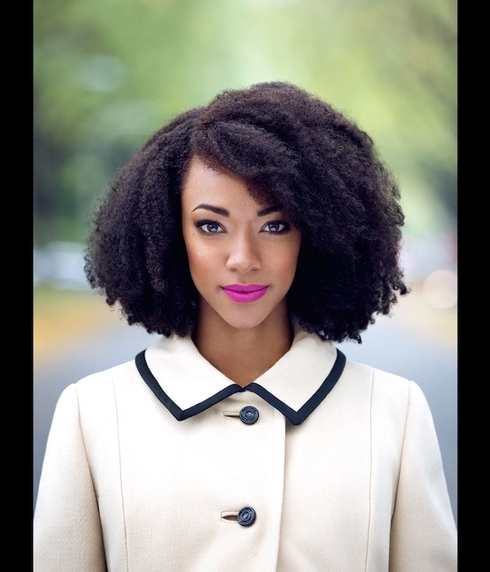 Coupe courte afro coiffure africaine femme chic idée comment se coiffer cheveux crépus