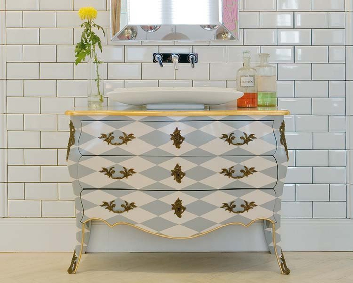 jolie commode salle de bain galbée transformée en petit meuble-vasque et remise au goût du jour par le dessin géométrique