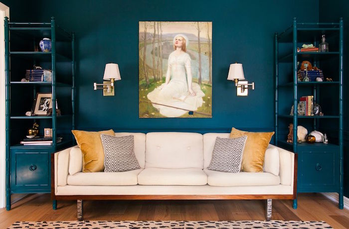 canape blanc avec mur bleu pétrole, salon peint en bleu foncé canard avec sol parquet