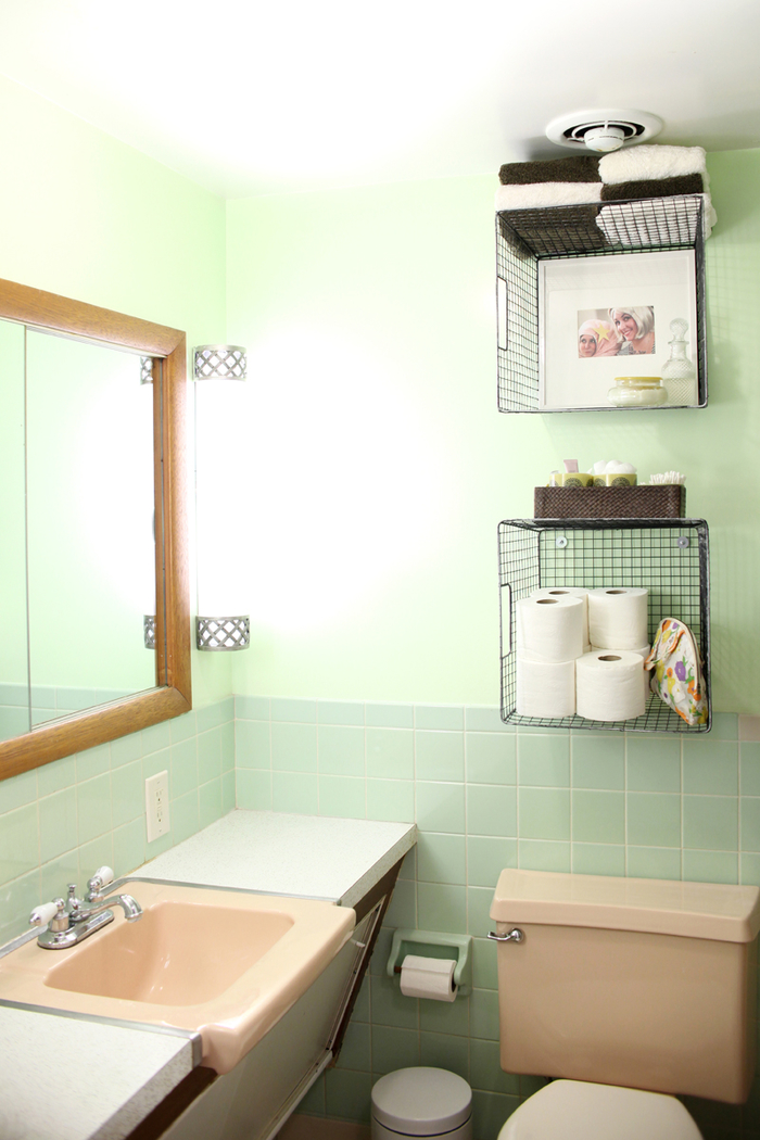 astuces pour relooker salle de bain avec un petit budget, des casiers métalliques qui remplacent les étagères murale pour une touche industrielle dans la salle de bain