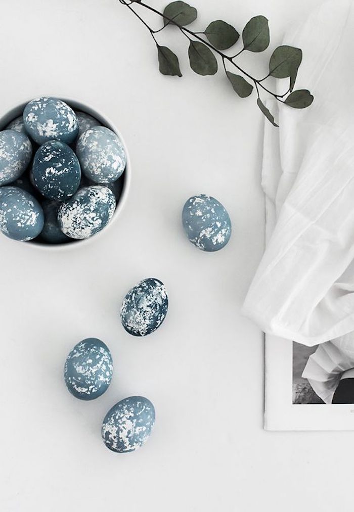Activité de paques deco de paques idée de décoration d'oeufs bleu comme pierres 