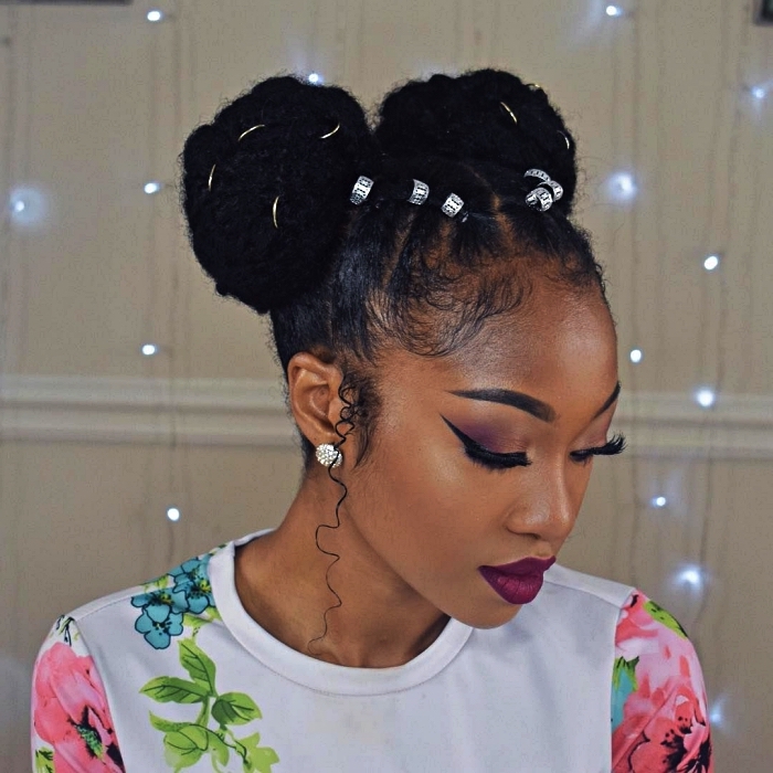 coiffure afro space buns avec nattes collées, modele tresse africaine collées avec perles, coiffure afro cheveux naturels