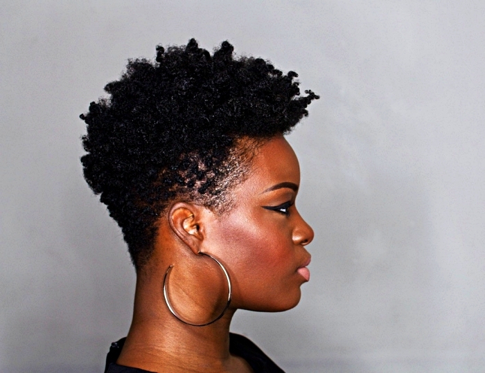 coupe courte afro cheveux plus courts sur le côté, coupe courte dégradée femme, idée de coiffure pour une transition capillaire vers le naturel