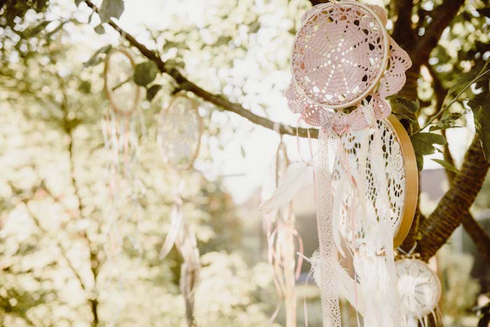 idée de décoration mariage boho choc en attrape reve geant de tambour à broder et des napperons blancs et rose