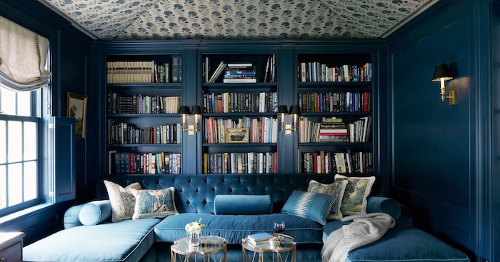 photo peinture bleu pétrole pour bibliotheque, décoration de salon bleu foncé paon