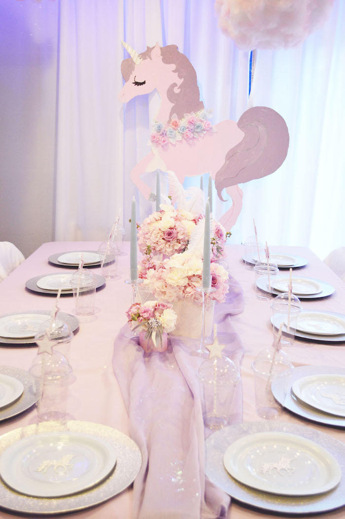 décoration épurée de table d'anniversaire licorne en rose lavandes et en matières légères