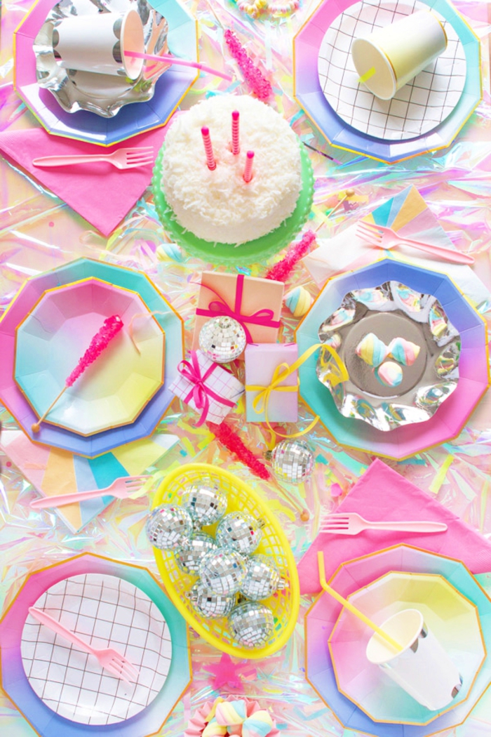 idée pour une décoration de table anniversaire licorne irisée avec des assiettes jetables tendance à motif grille et ombé