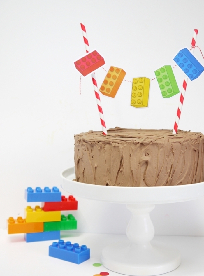idée pour un gateau anniversaire 2 ans au glaçage de chocolat personnalisé avec un cake-topper au design lego