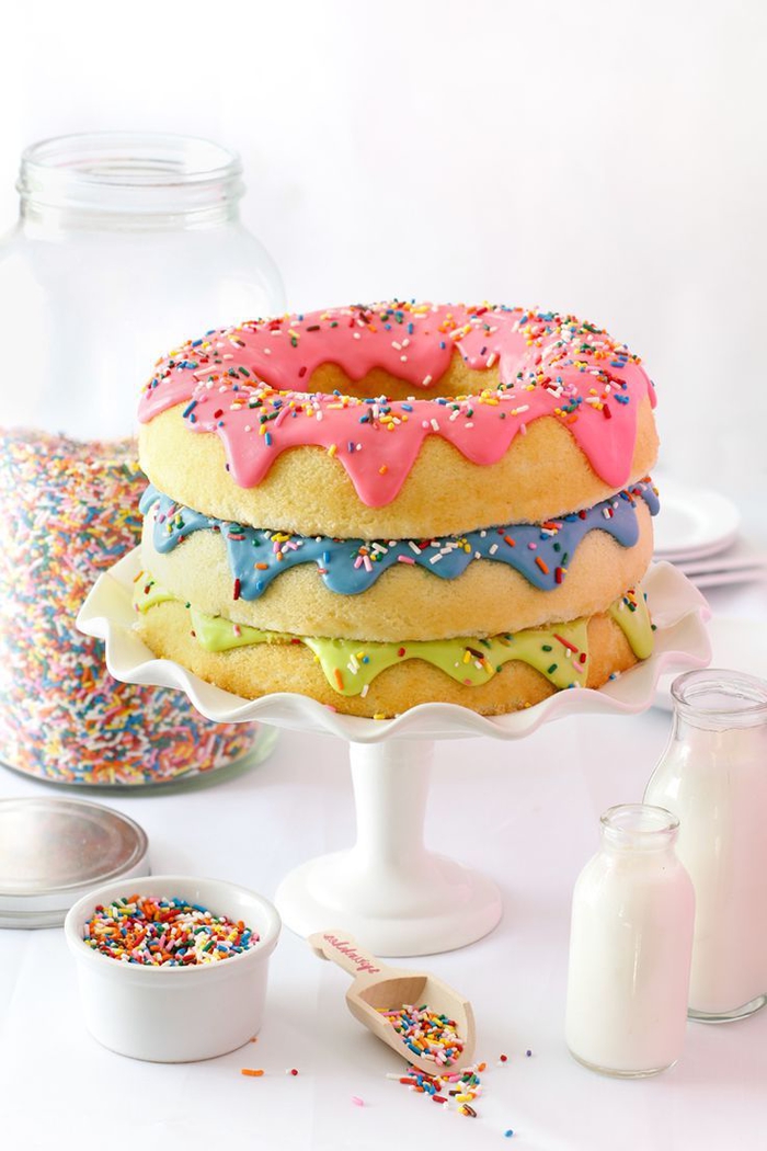 recette de gateau d'anniversaire facile et original en forme de donut au glaçage coulant rose, bleu et vert