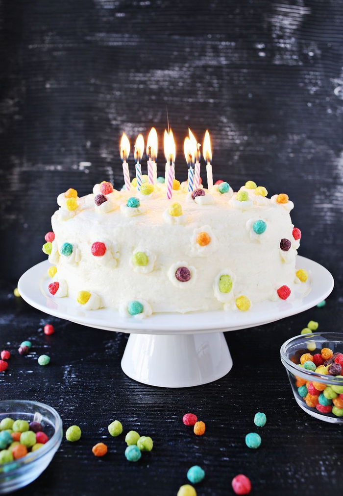 une décoration de gateau anniversaire facile façon funfetti cake pour garçon ou fille avec des céréales colorés