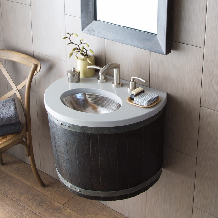 un meuble salle de bain récup réalisé à partir d'un tonneau et fixé au mur pour un design contemporain et minimaliste 