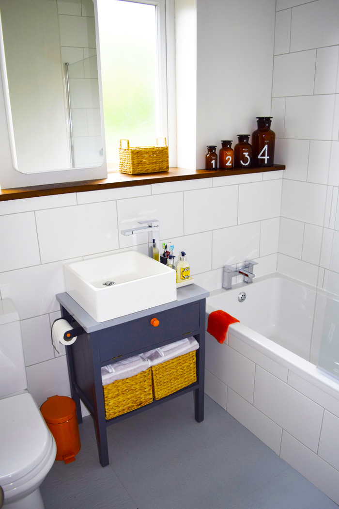 petit meuble recup avec vasque à poser et espace rangement supplémentaire idéal pour une petite salle de bain 