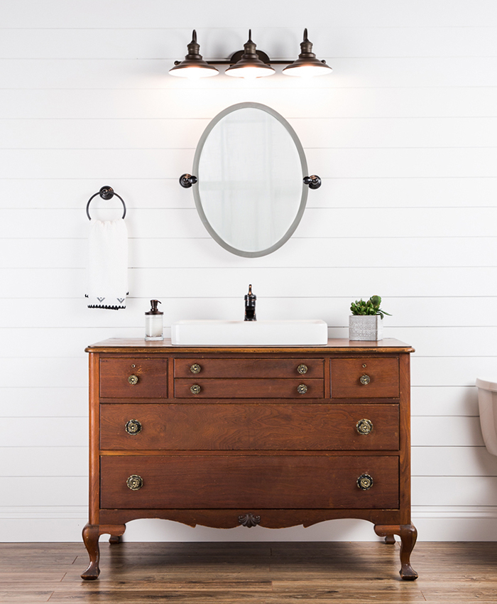 l'aspect vintage et authentique de la commode salle de bains récup s'inscrit parfaitement dans l'ambiance de la salle de bains à l'ancienne