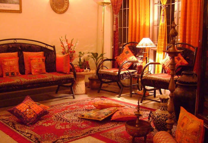 décoration de salon oriental, tapis ethnique maison du monde arabe, déco intérieur exotique indienne 