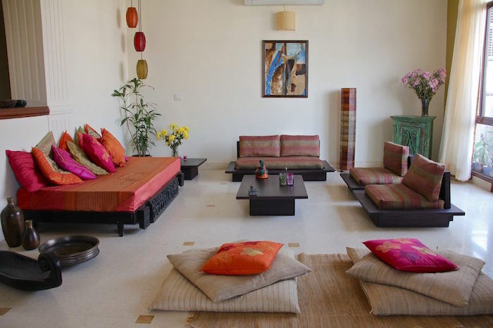 mobilier ethnique pour décoration de salon, coussins de sol type oriental pour deco bobo chic