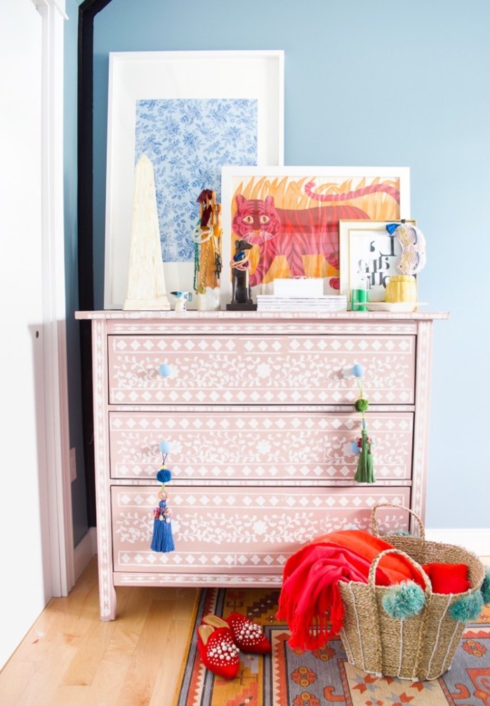 deco chambre parentale d'ambiance bohème chic avec une commode rose relooké grâce à la peinture au pochoir