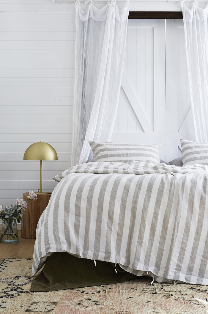 amenagement chambre à coucher moderne avec une déco récup tendance comme une tête de lit en porte de grange recyclée