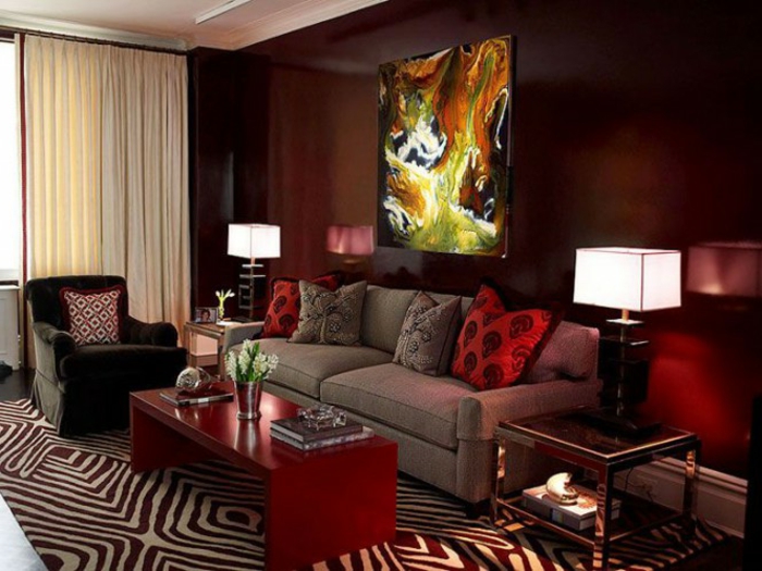 prints animaux au tapis, bordeau couleur our le séjour, table basse rouge, lampe de table, tableau avec peinture