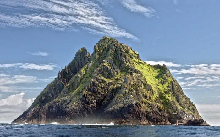 image inspirante pour un fond d écran gratuit, ciel bleu aux nuages blanches au-dessus d'île avec rochers et gazon