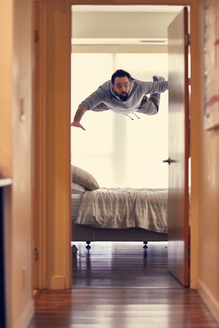 Fantastique fond d écran animaux mignons photo le plus amusante homme qui vol en sautant du lit