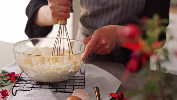 incoprorer la farine aux oeufs pour faire recette petit gateau yorkshire pudding remuer à l aide d un fouet gateau patissier recette simple et rapide