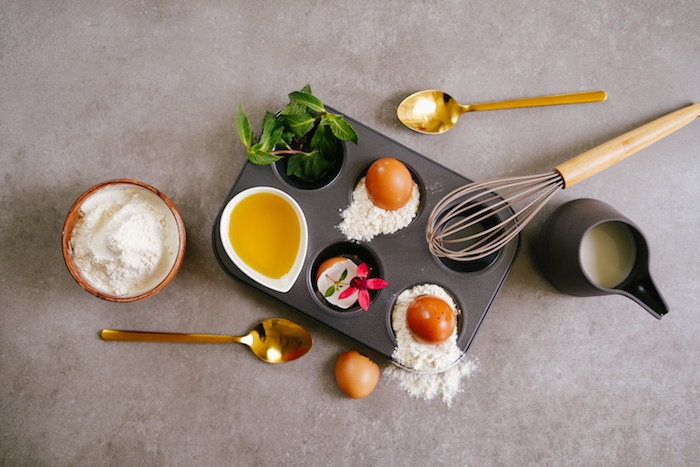 ingredients necessaires pour faire yorkshire pudding maison idée pâte à pain au lait et topping pain sucré au chocolat et sucre glace