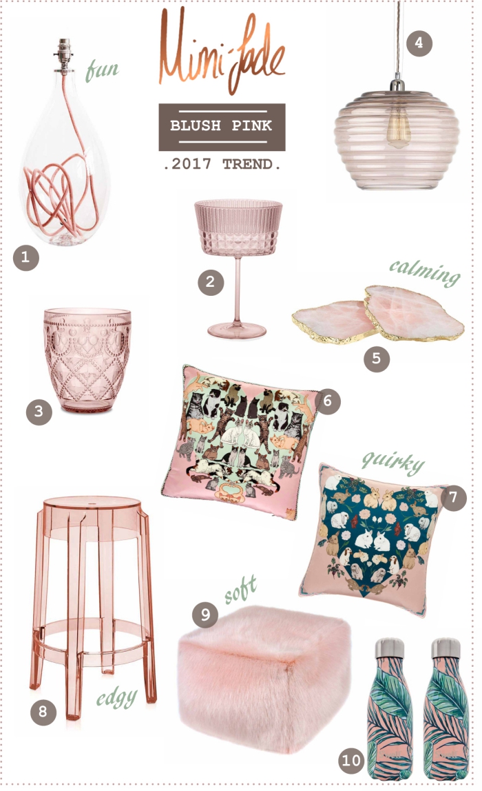 objets décoratifs pour une chambre rose pale, coussin et pouf en faux fur de couleur pastel à combiner avec objets en cuivre