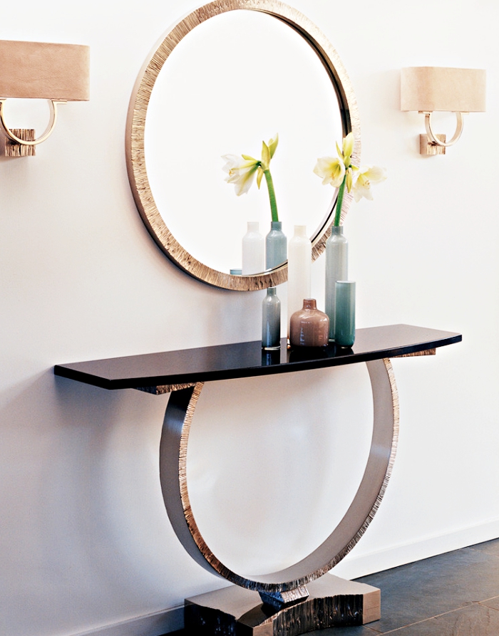 meubles à design modernes pour deco couloir en blanc et noir, lampes beige et miroir rond à cadre doré