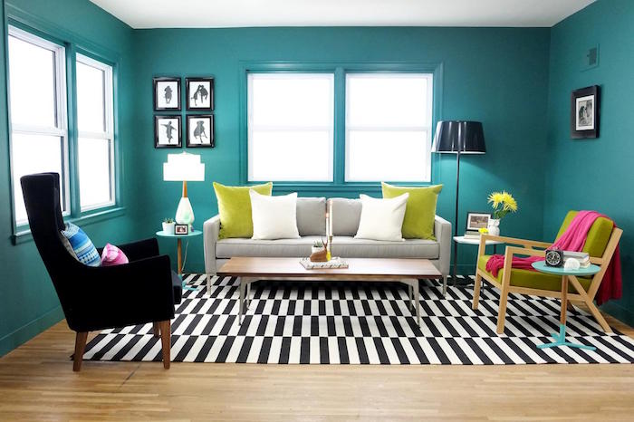 salon avec peinture vert canard sur les murs, associer vert anis avec bleu paon d'eau