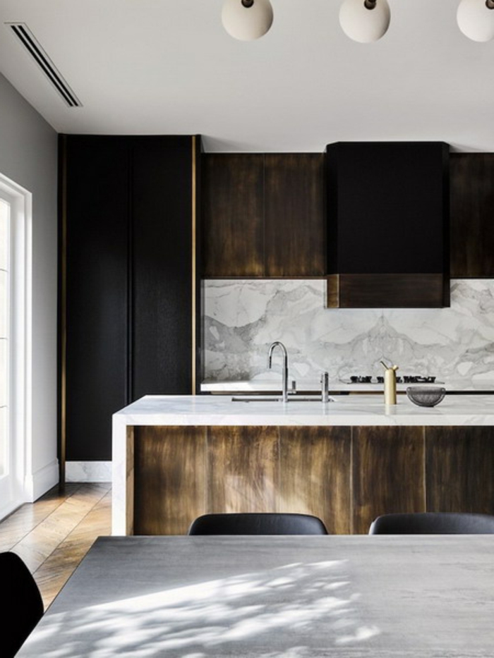 cuisine gris et bois, design de cuisine contemporain, ilot avec un top blanc, table avec des chaises