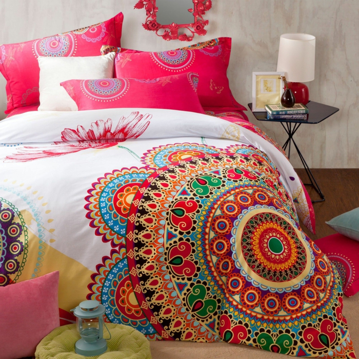 chambre hippie chic, couverture de lit en couleurs vibrantes, coussins roses et blancs