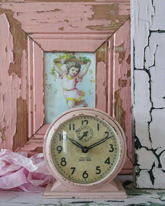 relooking meuble horloge et encadrement rose, peinture qui craque couleurs poudrées