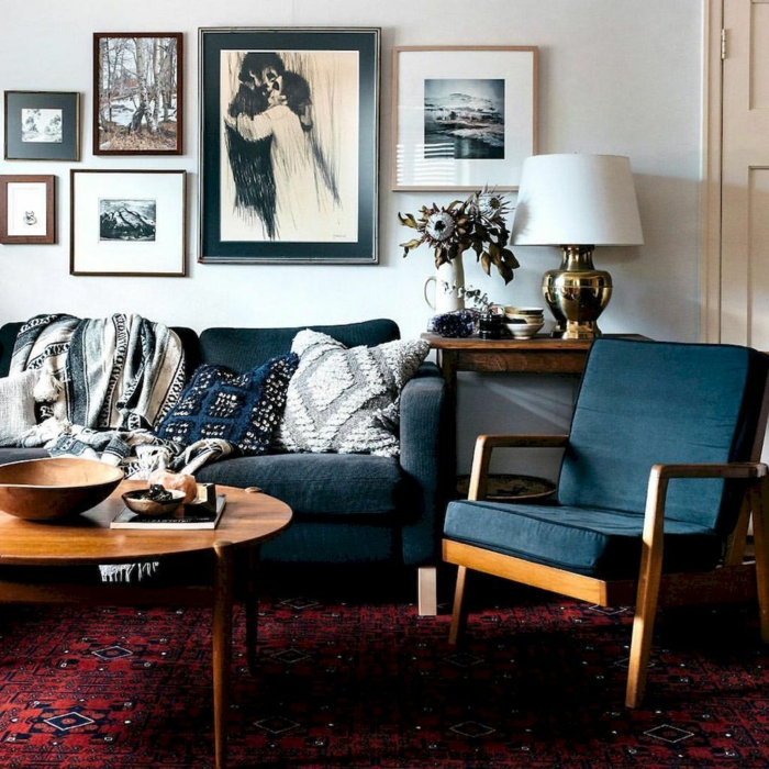 tapis rouge, chaise et canapé en bleu colombe, mur blanc avec peintures en noir et blanc