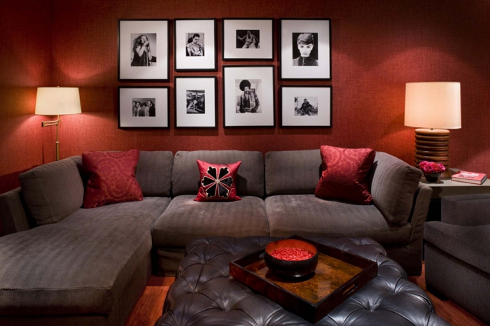 couleur peinture salon rouge, tableaux avec photos noires et blanches, coussins bordeaux, sofa gris d'angle