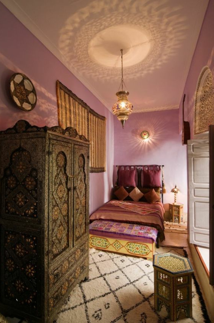 tapis boheme, meubles ethniques, murs roses, lampe lanterne pendante, armoire ornementée