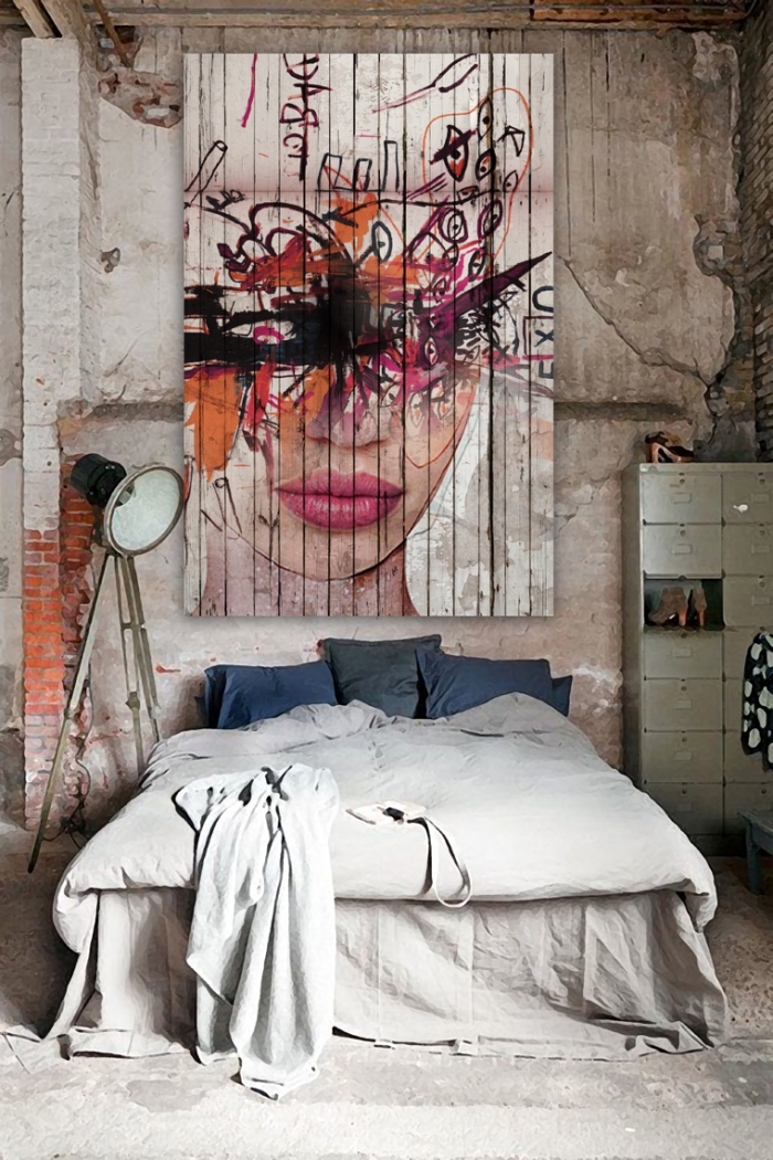 chambre à coucher moderne aménagée en style industriel avec une lampe sur pied design brut et une déco de pan mur en tapisserie art