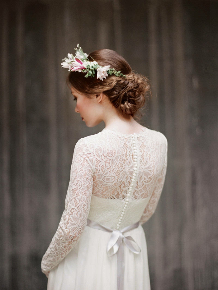 mariage style boho rustique, couronne de fleurs, dos en dentelle, ceinture