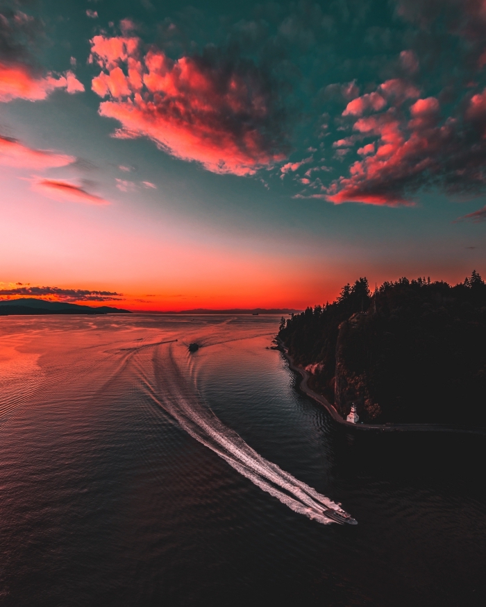 exemple de fond d écran gratuit, jolie photo de la nature avec un bateau sur l'eau coloré par le coucher du soleil
