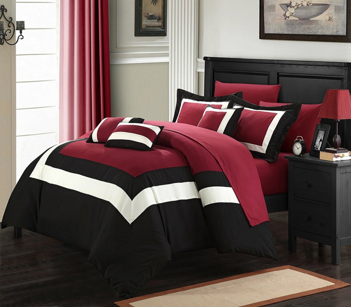 lie de vin couleur dans la chambre à coucher, lit en rouge et noir, tete de lit noire