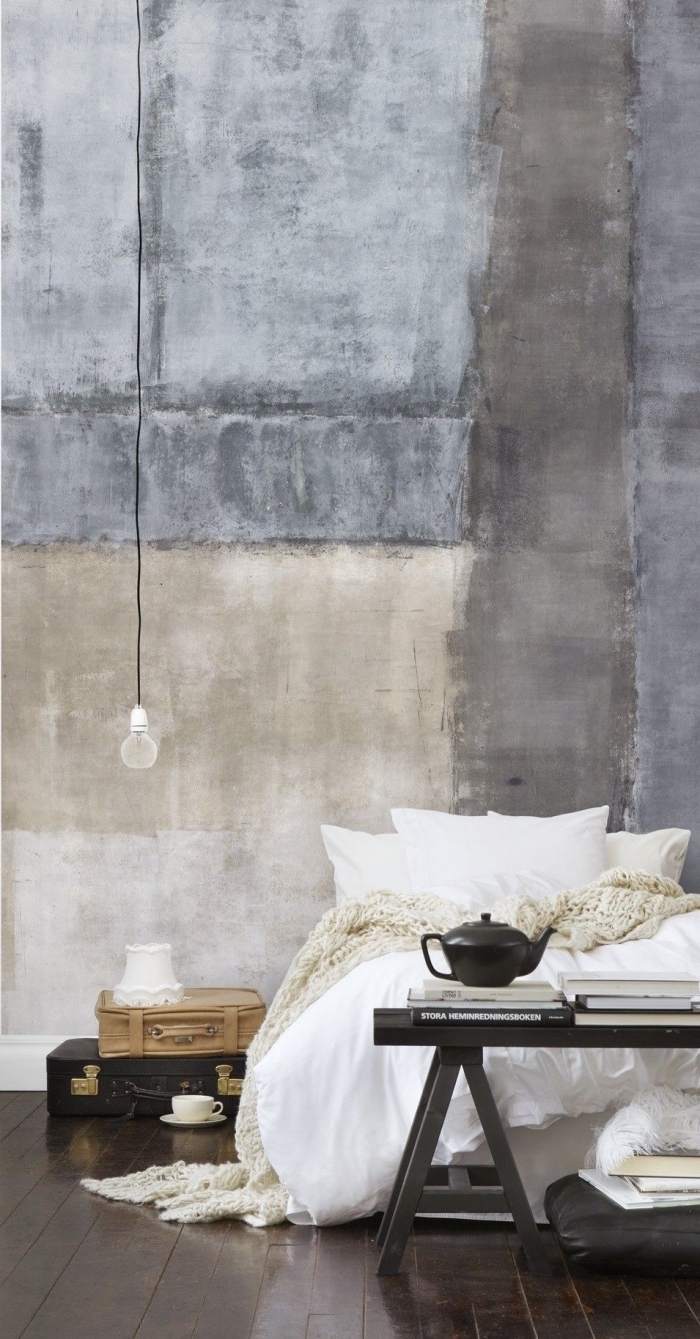 intérieur moderne dans une chambre à coucher aménagée en couleurs neutres avec un papier peint industriel à design béton